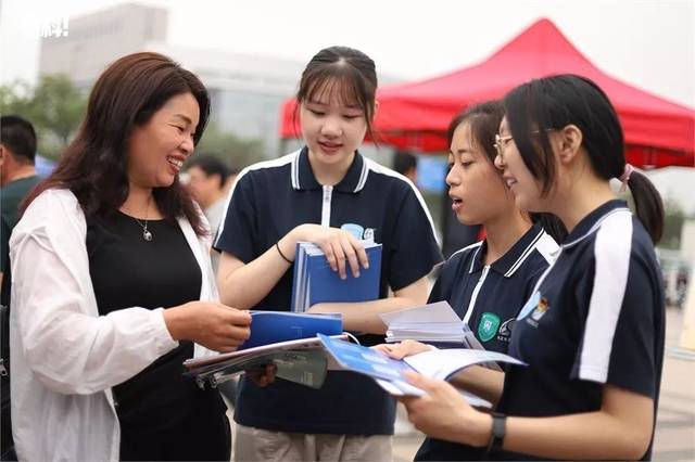 中職招生咨詢會現場火爆 升學就業雙軌并行，職業教育前景廣闊